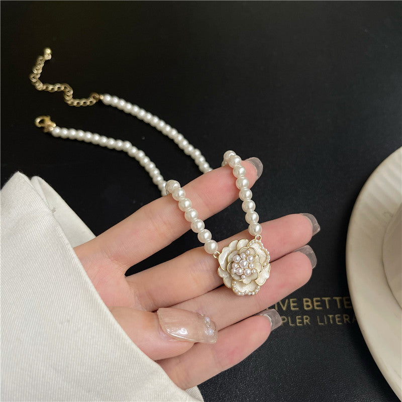 Collana Originale Camelia con Perle da Donna, con Pendente in Lega su Catena a Croce, Catena di Clavicole Dolce ed Eterea
