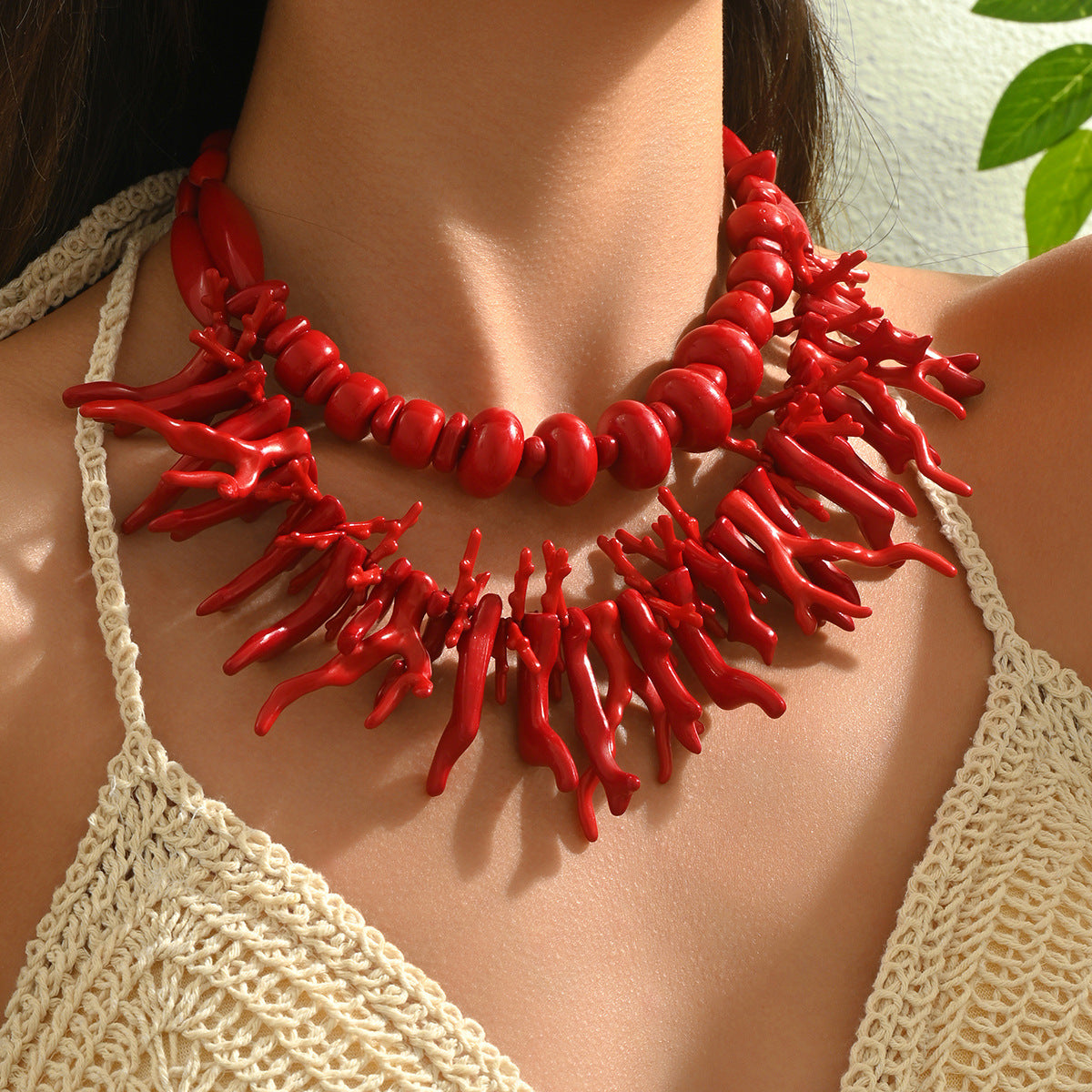 Parure di Collana Lunga Geometrica di Tendenza per Donna con Ciondolo in Resina a Forma di Corallo e Dettagli in Lega Galvanizzata