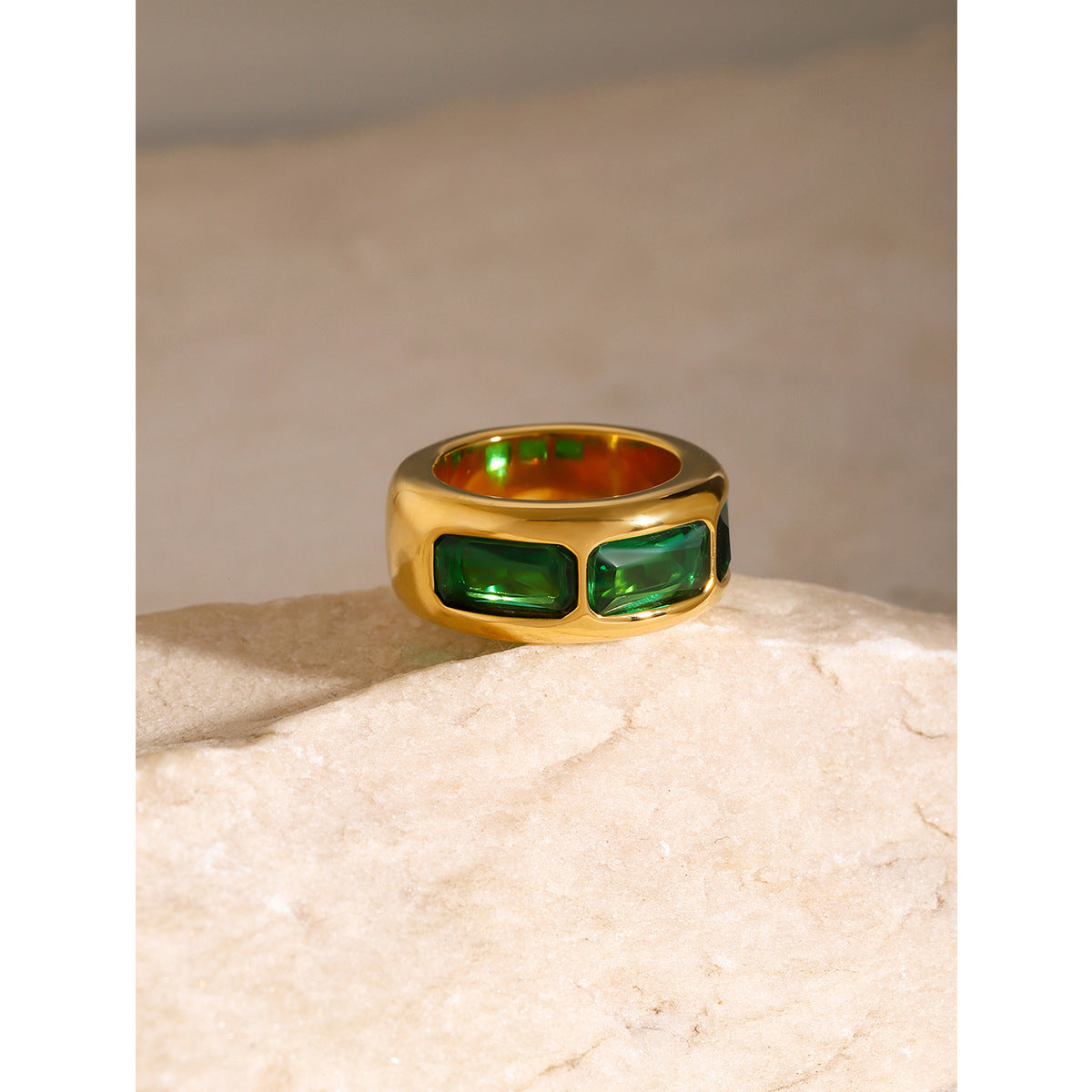 Anello a fascia larga minimalista in acciaio al titanio con tre intarsi in zirconia per unisex, finitura galvanizzata