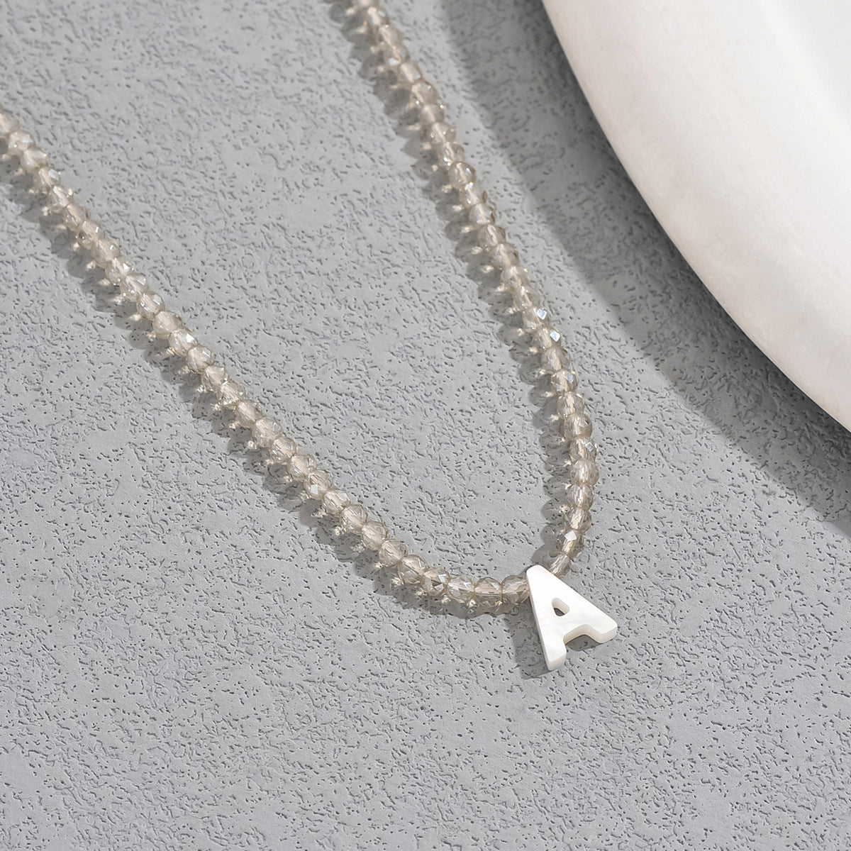Collar Minimalista de Perlas Frescas y Nácar con Letras, para Mujer, con Dije Geométrico y Diseño que Realza la Clavícula