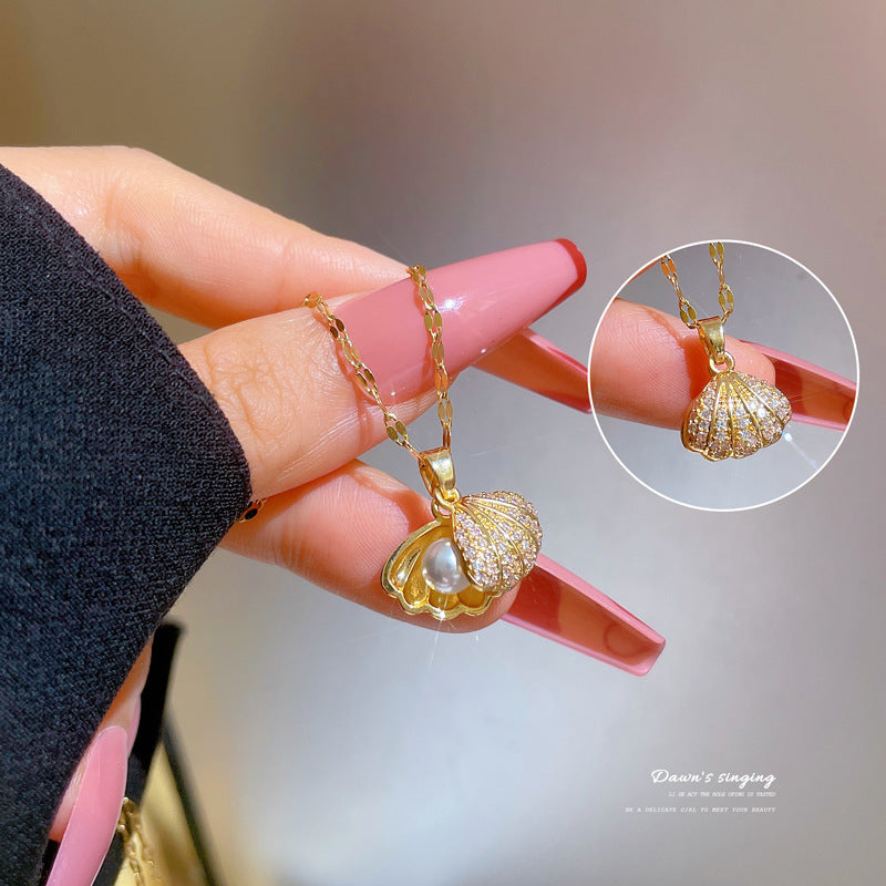 Collana Minimalista in Acciaio al Titanio con Ciondolo a Conchiglia Geometrica, Perla e Zirconia Cubica