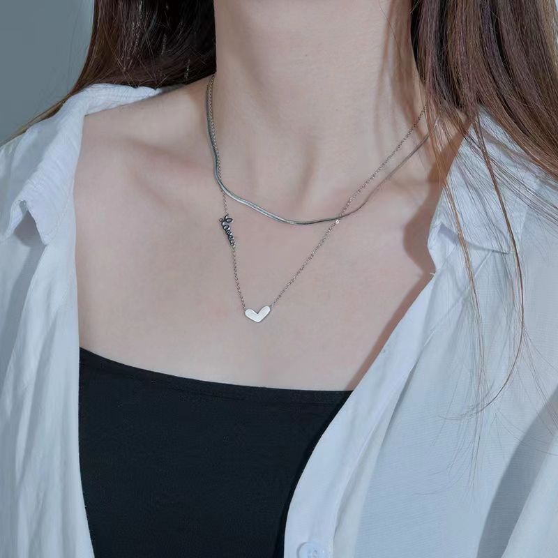 Elegant Heart-Shaped Titanium Steel Pendant Necklace for Women with Polished Finish and Minimalist Design