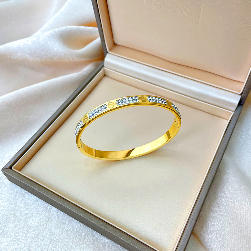 Bracciale minimalista in titanio e acciaio placcato oro rosa con intarsio in strass e design dalla forma irregolare