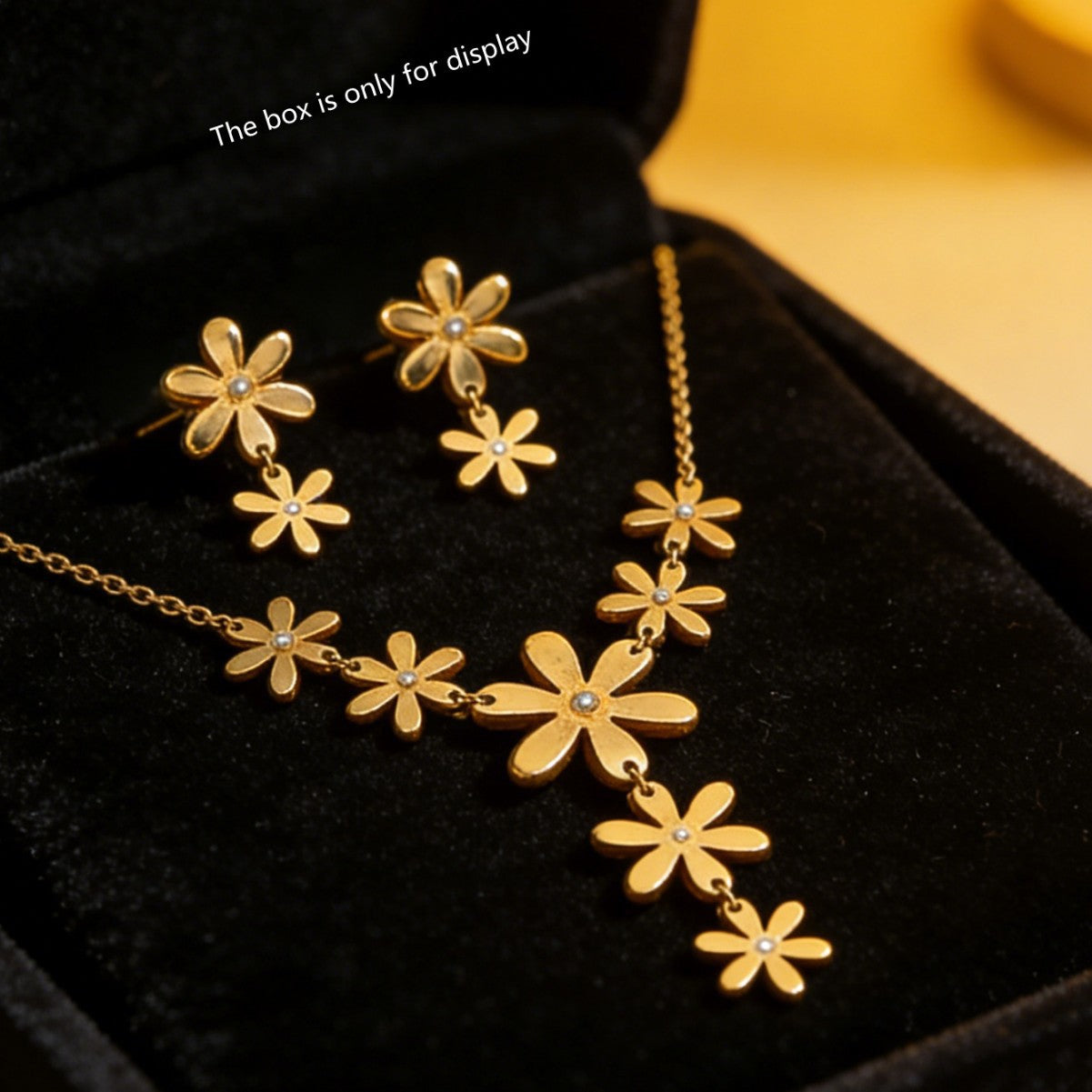 Set di collana e orecchini a forma di margherita in acciaio inossidabile placcato oro 18 carati da donna, stile minimalista