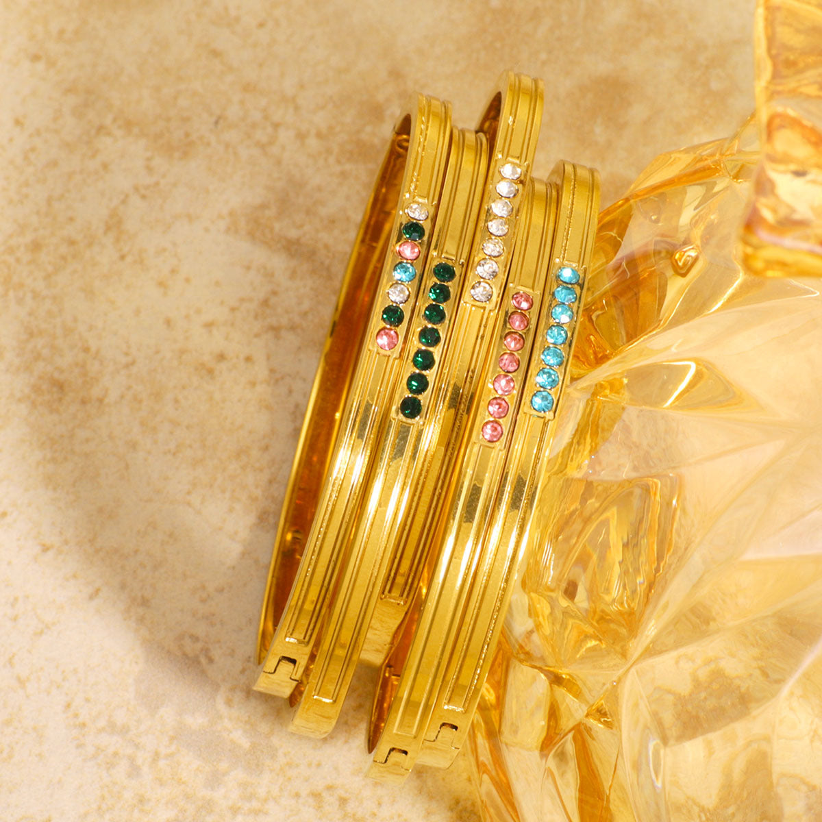 Bracciale Minimalista Geometrico in Acciaio Inossidabile Placcato con Strass Colorati, Chiusura a Scatto Ipoallergenica, Gioielli Lussuosi per Tutti i Giorni
