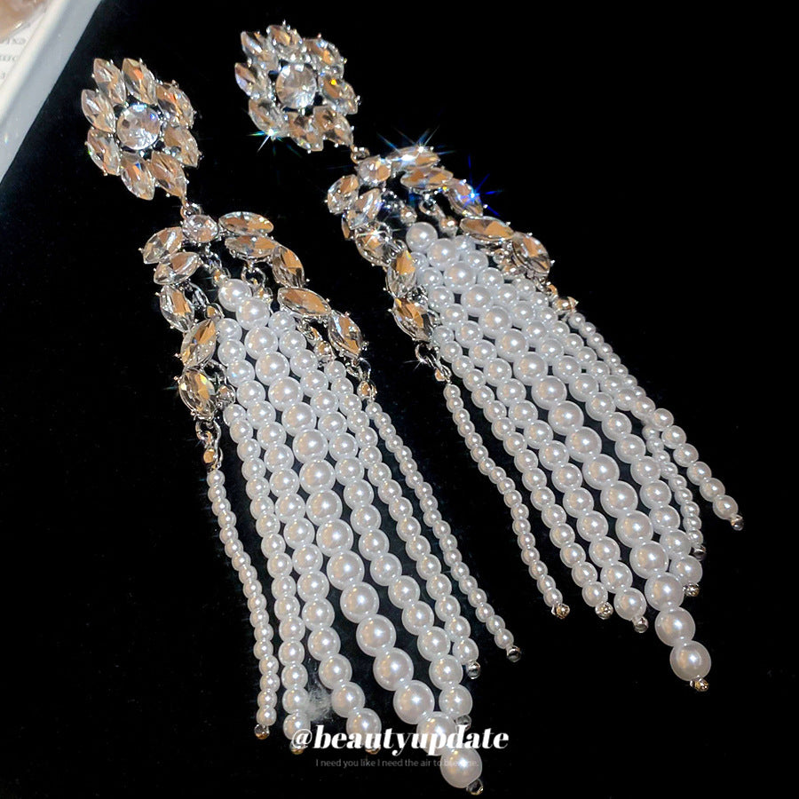 Orecchini a perno di lusso con perle floreali, accenti di strass e nappe pendenti per donna