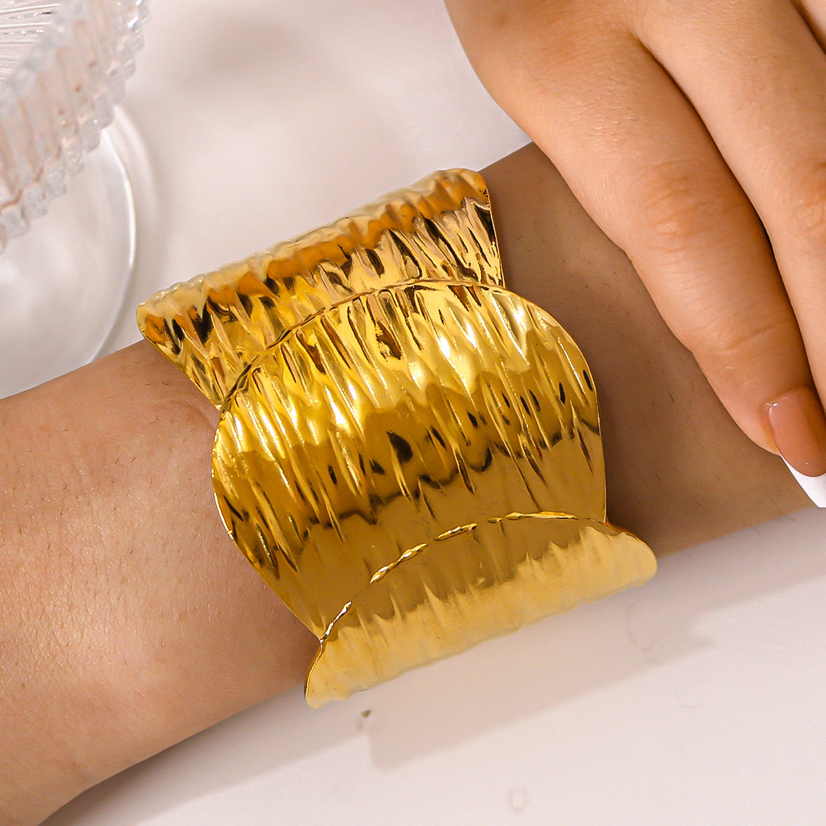 Bracciale da donna regolabile in acciaio al titanio placcato oro 18 carati — Braccialetto rigido a polsino in metallo minimalista dalla forma irregolare