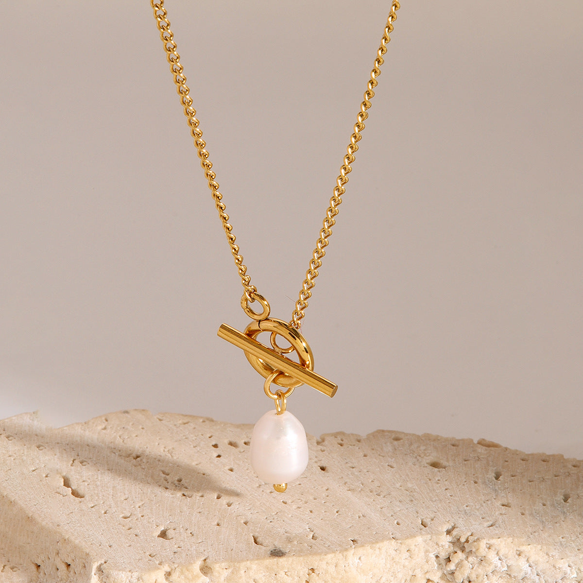 Collana da donna con pendente in madreperla in acciaio inossidabile placcato oro 18 carati con motivo geometrico alla moda