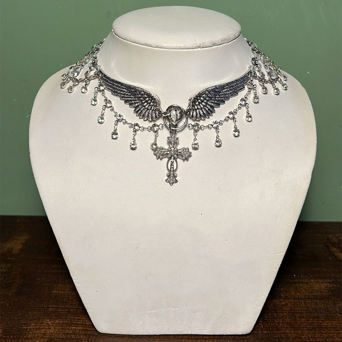 Collana Girocollo Gotica di Halloween con Croce e Pipistrello da Donna in Lega Elettroplaccata Stile Vintage Minimalista