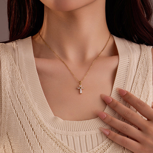 Collar con colgante de cruz geométrica minimalista para mujer en acero inoxidable con baño de oro de 18 quilates e incrustaciones de circonitas blancas