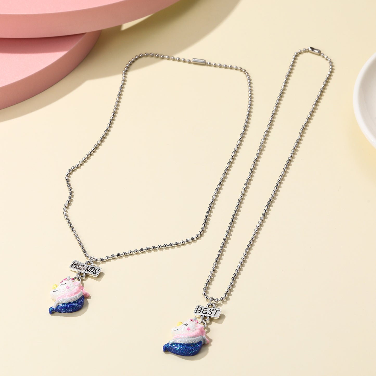 Collana con ciondolo unicorno fumetto per bambini, girocollo con ciondolo animale in argilla morbida con catena di perline