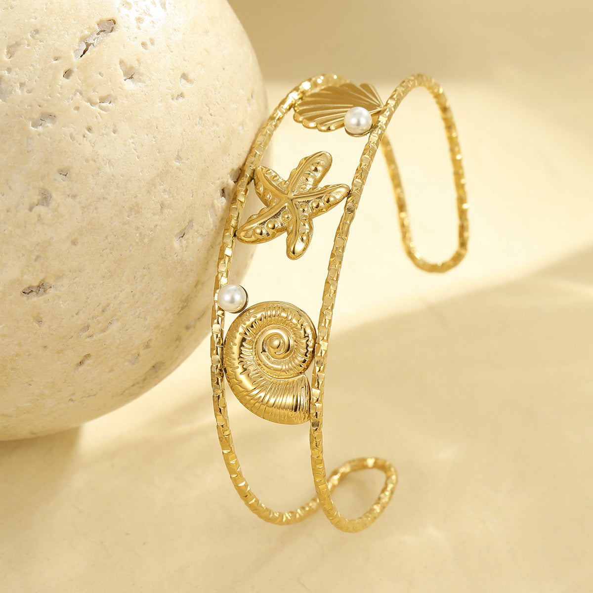 Pulsera de acero inoxidable con diseño de estrella de mar y concha, inspirada en el océano, con acabado chapado para mujer