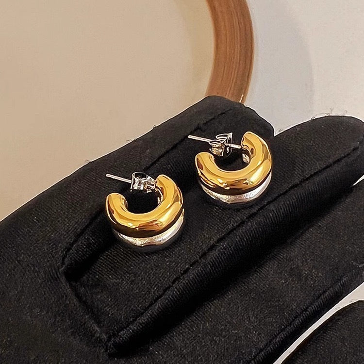 Orecchini a perno geometrici minimalisti in acciaio inossidabile con placcatura in oro 18 carati, design curvo semicircolare a forma di C a doppio strato da donna