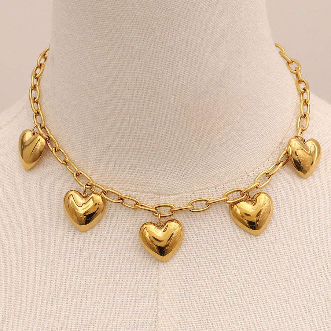 Collar minimalista con colgante de corazón de acero inoxidable con acabado chapado para mujer