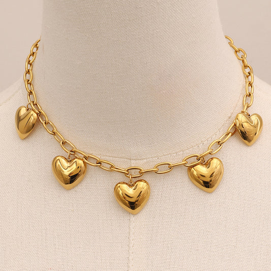 Collar minimalista con colgante de corazón de acero inoxidable con acabado chapado para mujer