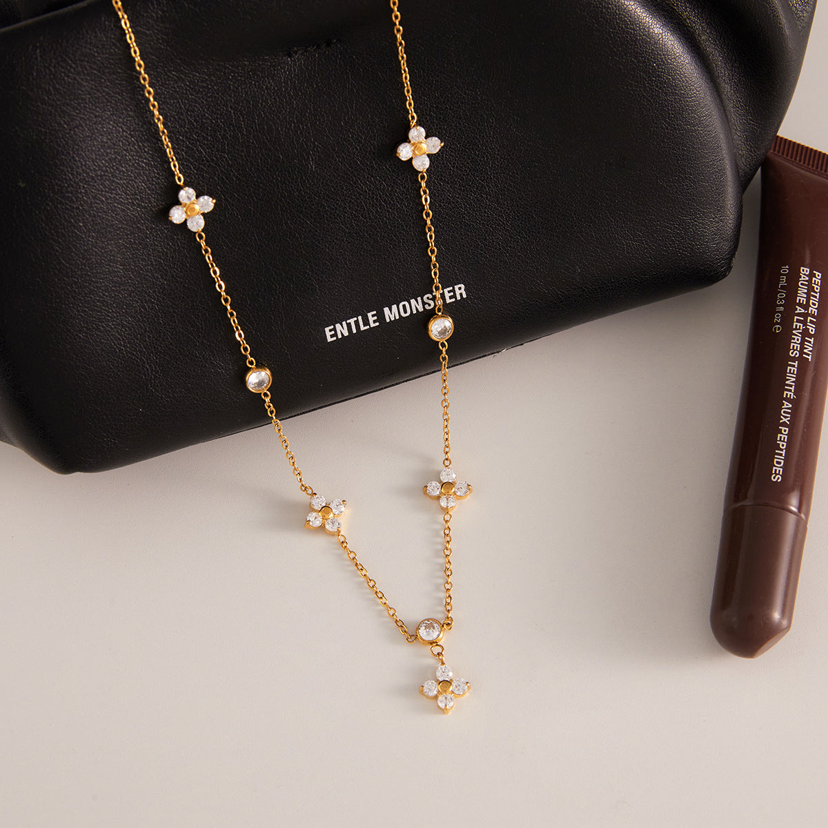 Collana da Donna Minimalista Geometrica a Trifoglio in Acciaio al Titanio Placcato Oro 18K PVD