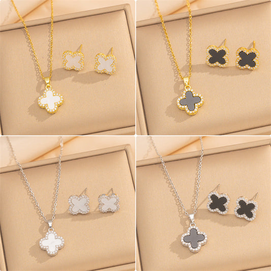 Collana con Pendente Lusso Minimalista a Quadrifoglio da Donna in Acciaio al Titanio Placcato Oro con Intarsi di Strass