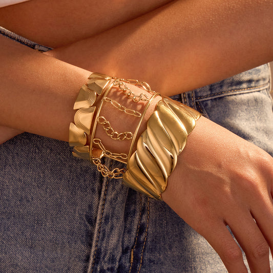 Elegante Pulsera Abierta Geométrica de Acero Inoxidable con Baño de Oro de 18K para Mujer