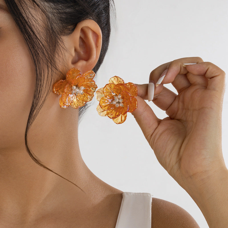 Orecchini a perno geometrici floreali dolci e audaci da donna con accenti di perle finte e design 3D traslucido a conchiglia