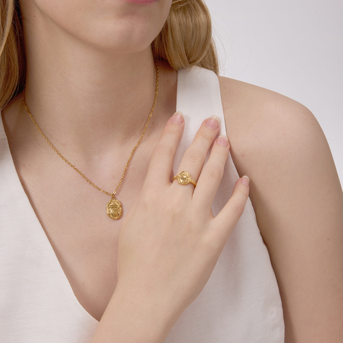 Anillo de acero titanio con forma de mariquita vintage y acabado chapado para mujer