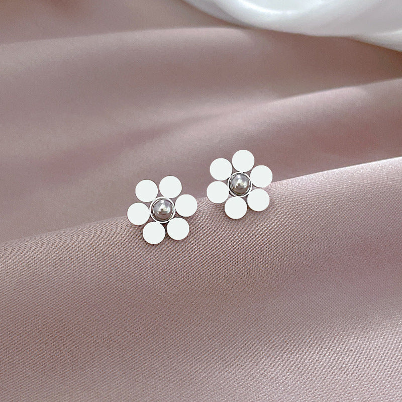 Orecchini a perno geometrici minimalisti in acciaio al titanio con finitura placcata per donna, design a fiore a sei petali ispirato alla natura