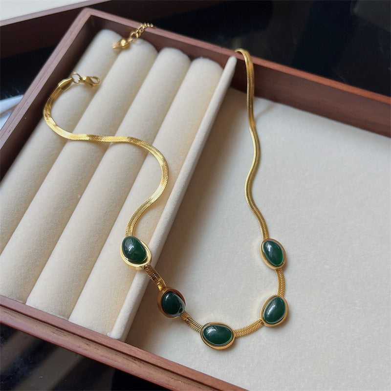 Collana in acciaio al titanio placcato a forma di lacrima in stile vintage da donna con catena a serpente e dettaglio a cuore