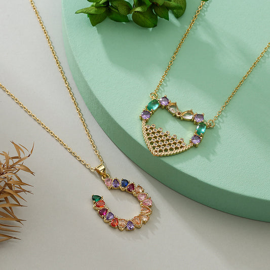 Collar con colgante de corazón geométrico minimalista para mujer en latón con baño de oro e incrustaciones de circonitas