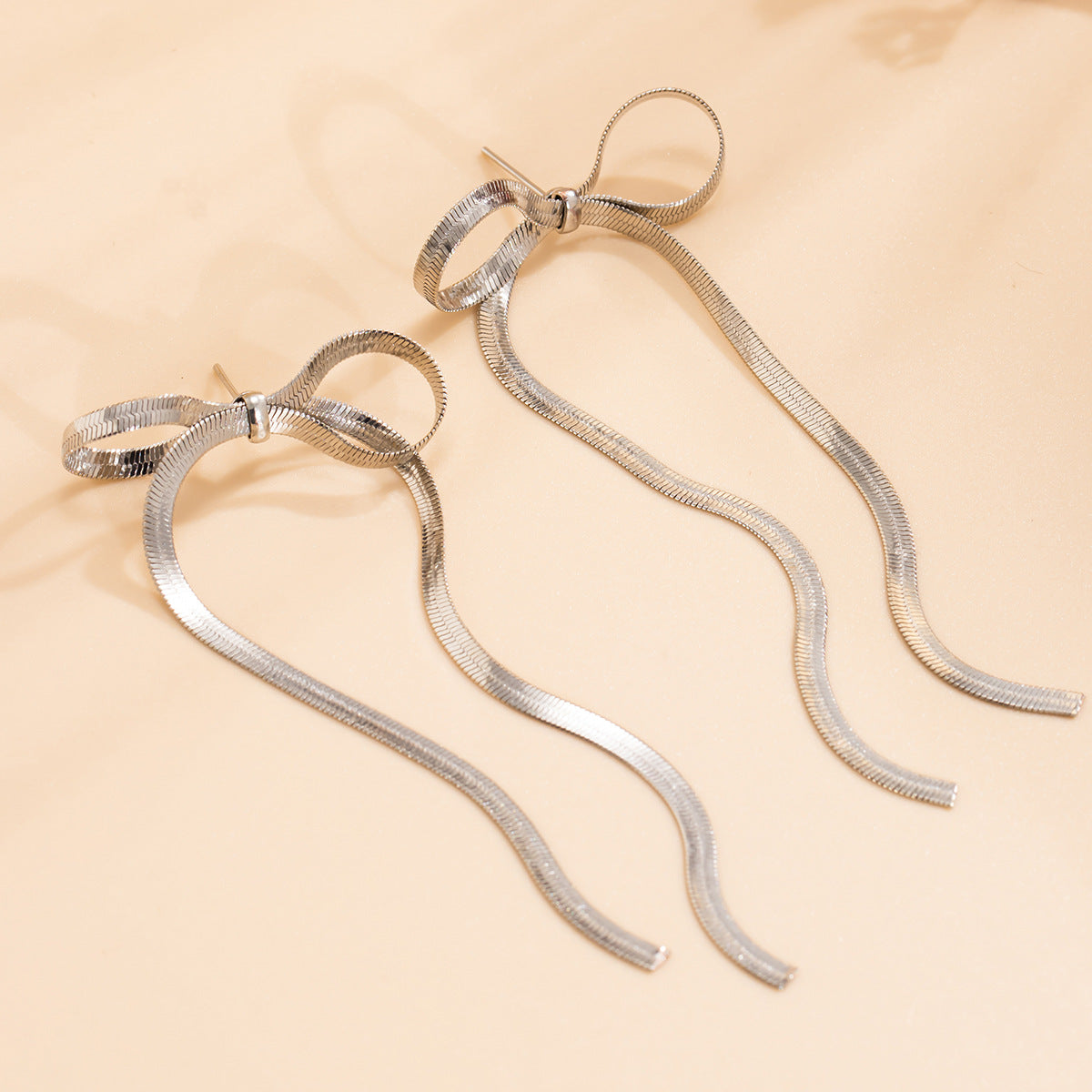 Orecchini a perno da donna a forma di fiocco minimalisti in metallo con finitura galvanizzata