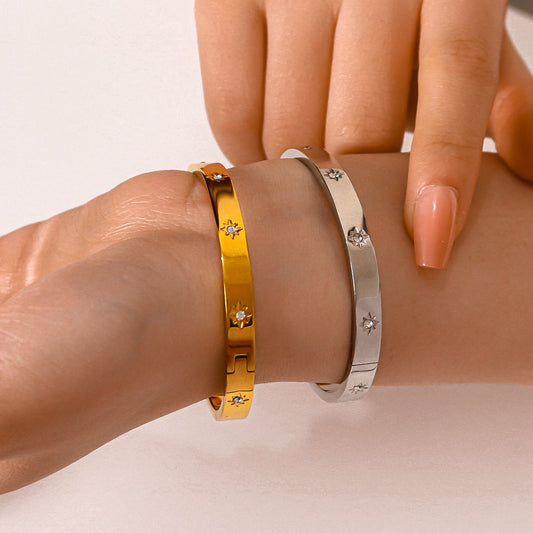 Bracciale in Acciaio Inox Placcato Oro 18K con Stella a Otto Punte Geometrica e Strass per Uomo e Donna