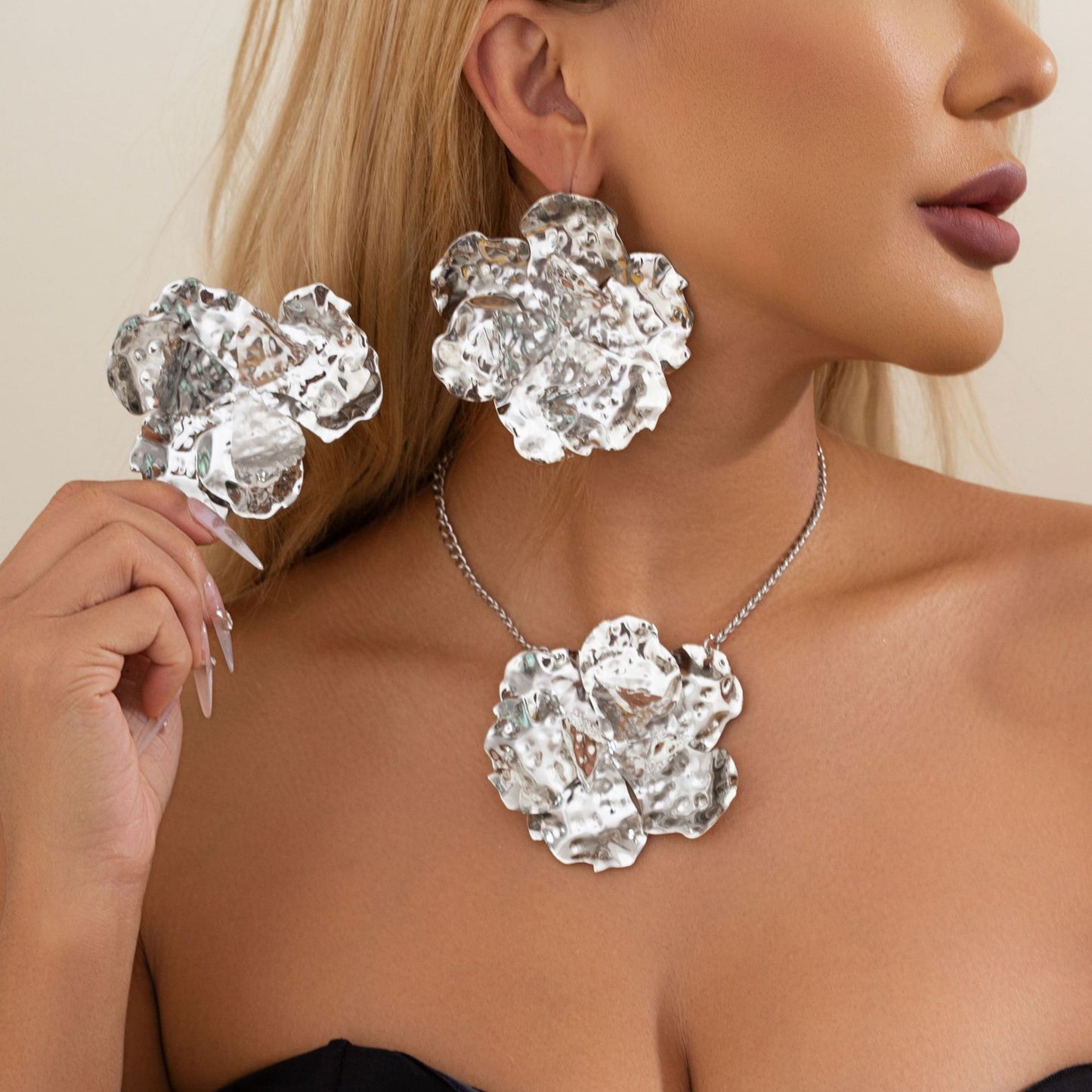 Set collana vintage floreale geometrica in metallo da donna con ciondolo a fiore 3D e catena a O elettrolitica