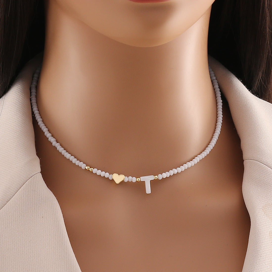 Collana con ciondolo a lettera dal design originale con ciondolo a conchiglia e perline di cristallo da donna