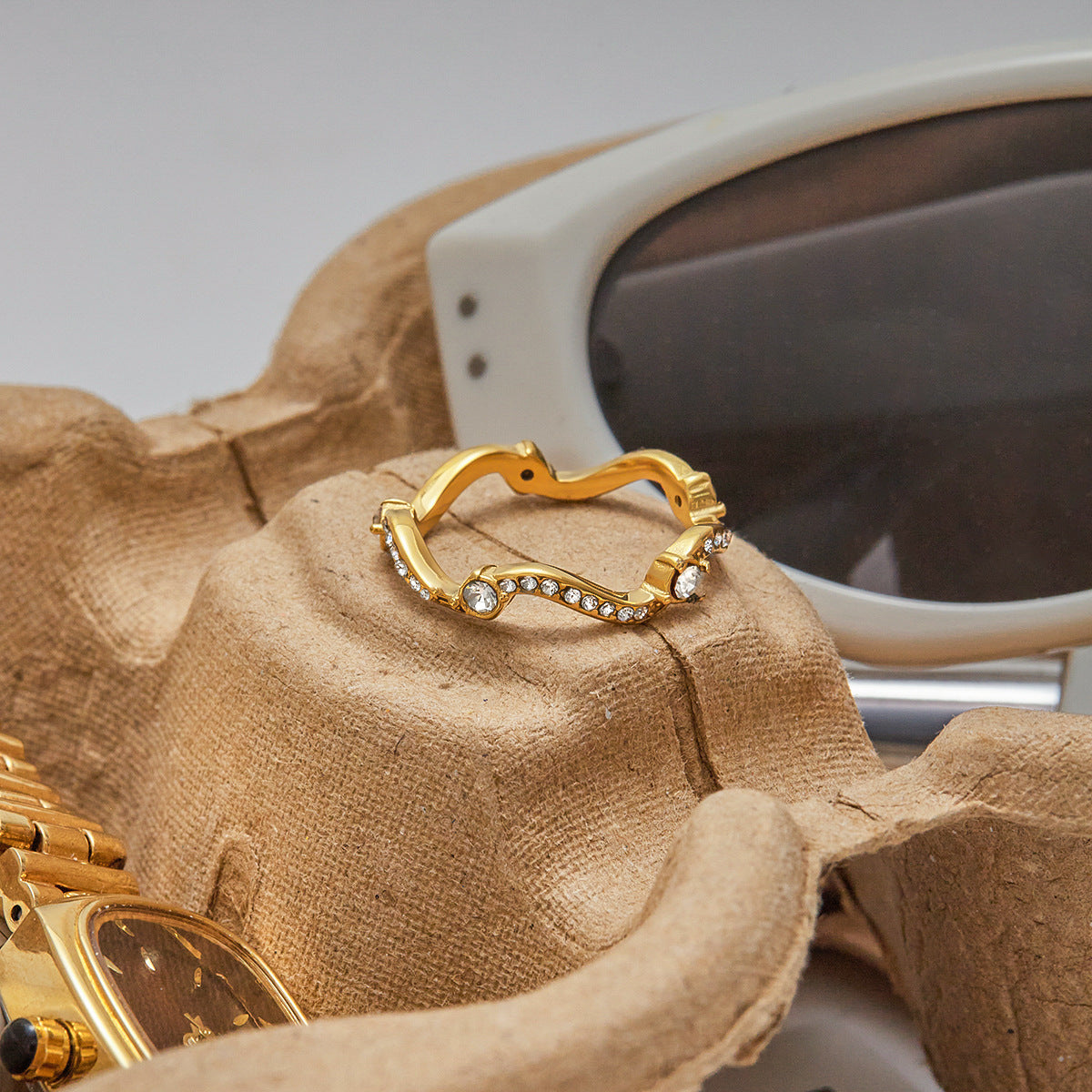 Anillo geométrico de acero inoxidable con incrustaciones de diamantes de imitación y acabado chapado para mujer, joyería de moda lista para la oficina