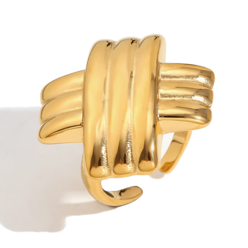 Vintage Style Hammered Texture Flower-Shaped Stainless Steel Ring with 18K Gold Plating for Women