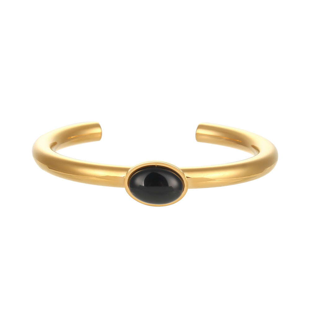 Pulsera Minimalista de Acero Inoxidable con Chapado de Oro de 18K, Detalle Esmaltado de Rayas Verticales y Diseño de Brazalete Abierto