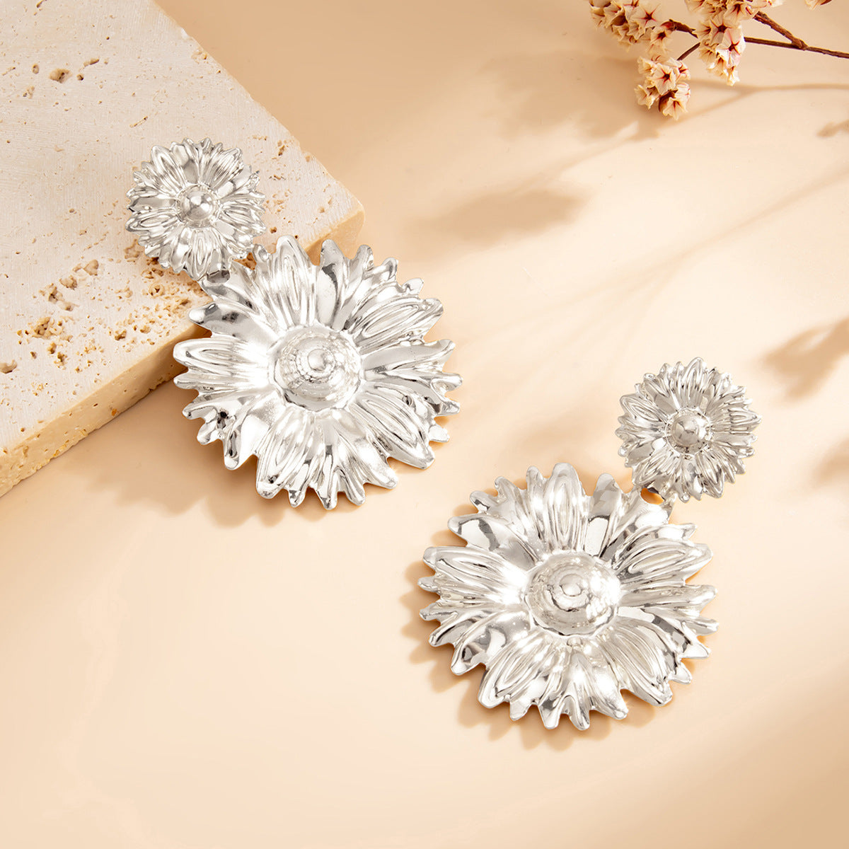 Pendientes Colgantes Florales de Girasol Vintage Exagerados en Aleación de Metal con Acabado Chapado y Hojas de Perlas Simuladas