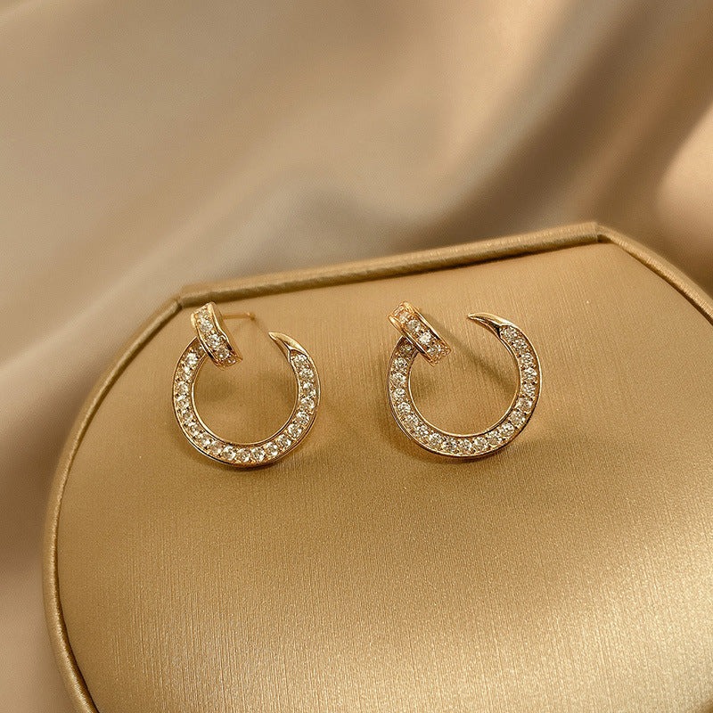Orecchini a perno con cerchio geometrico minimalista da donna con zirconia micro-pavé su perni in rame placcato