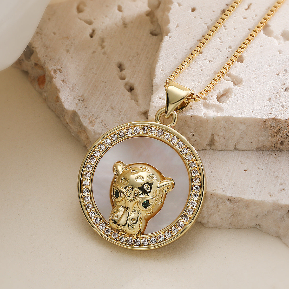 Hip-hop 18K Gold Plated Brass Round Leopard Head Pendant Necklace with Cubic Zirconia for Women