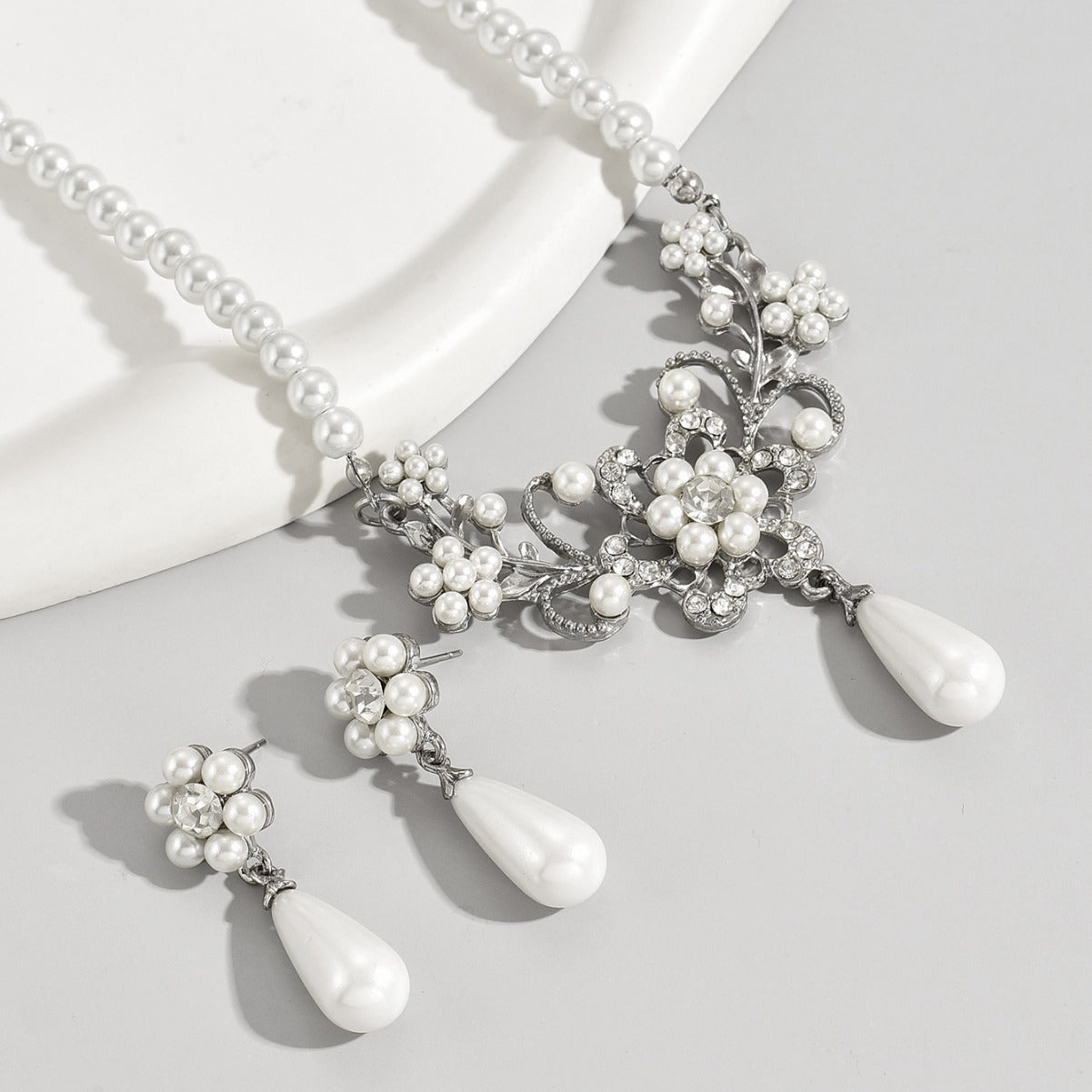 Set vintage di collana e orecchini di perle con design a fiore di prugna, catena in lega e intarsio di strass per donna