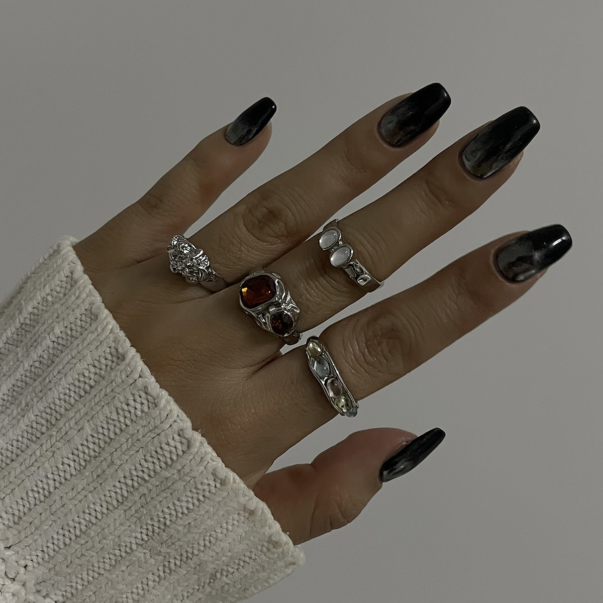 Set di anelli geometrici minimalisti in resina per donna con base in lega e finitura placcata