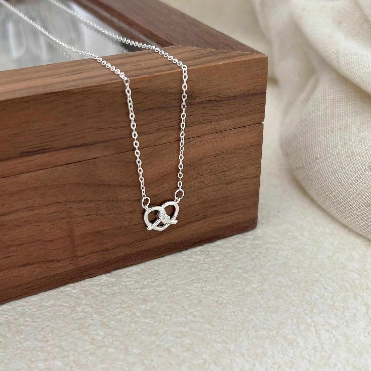 Collana Minimalista a Cuore in Argento Sterling 925 con Intarsio di Strass e Finitura Placcata