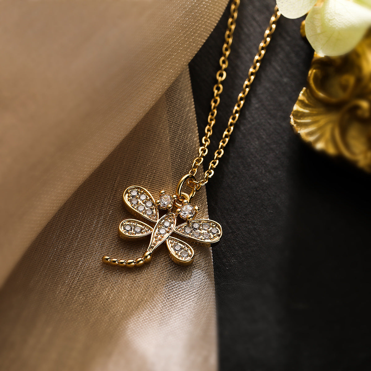 Collana con ciondolo a forma di libellula in rame, placcato oro vero e intarsi di zirconi per donna