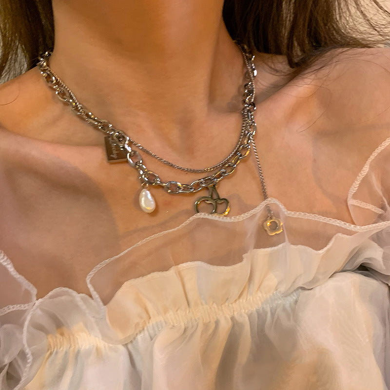 Collana con ciondolo floreale di ciliegie e perle dallo stile dolce e audace, per donna e uomo, in acciaio al titanio lucido con catena a croce a doppio strato