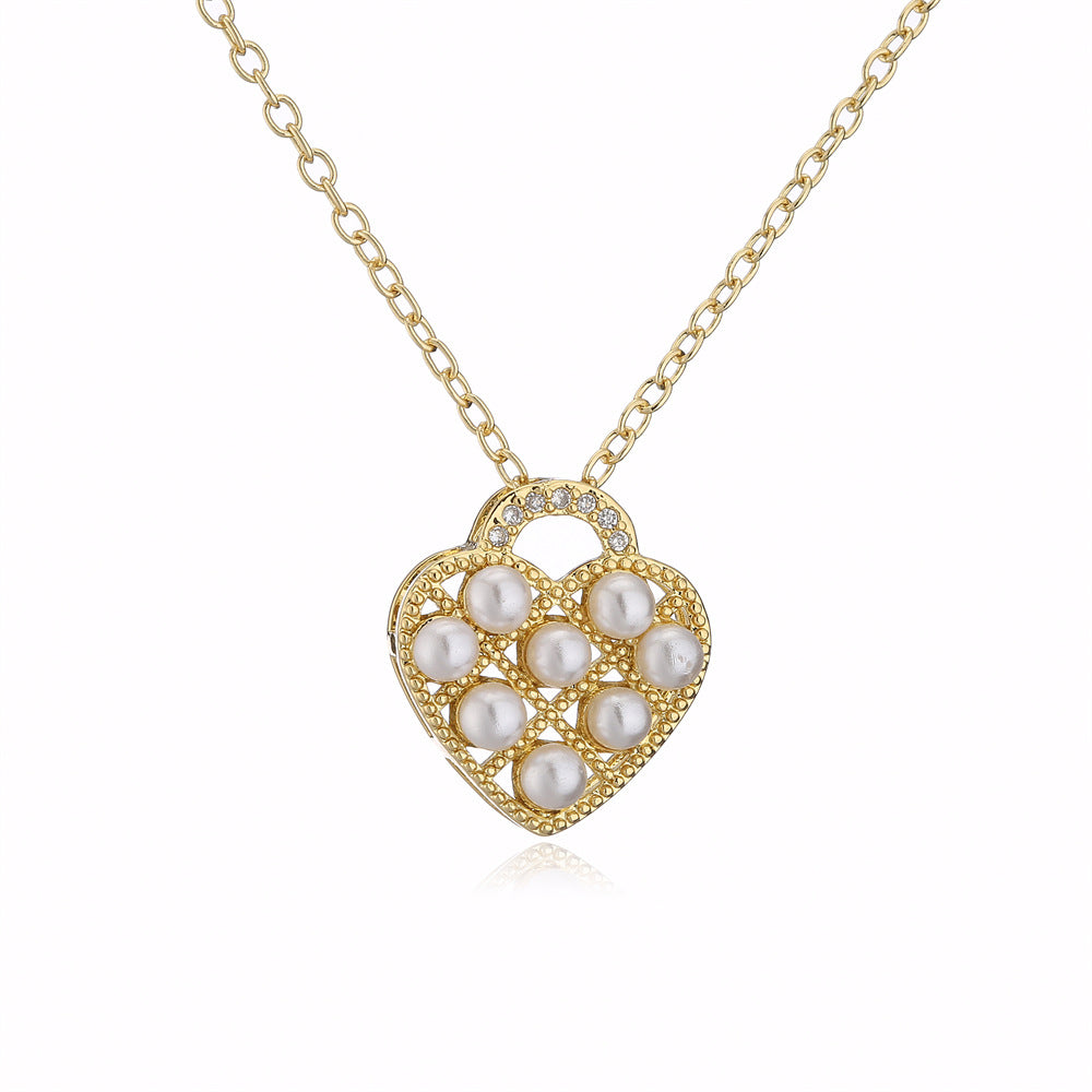 Collana con ciondolo a cuore vuoto minimalista in rame placcato oro 18K e intarsio di zirconi