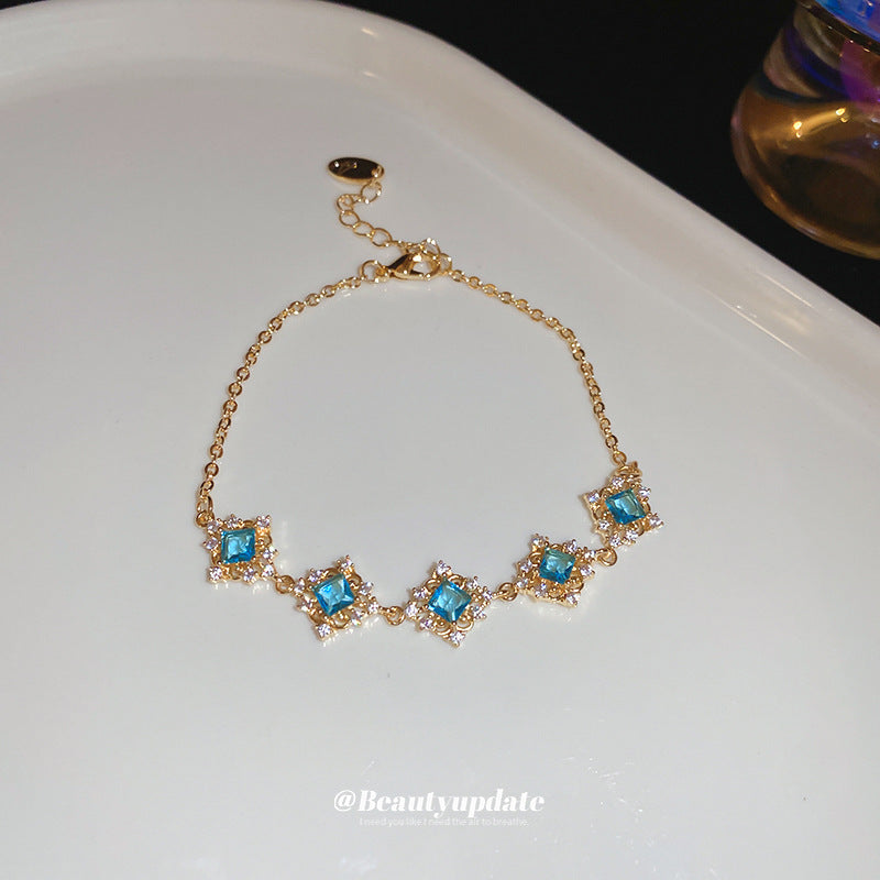 Elegante bracciale geometrico quadrato in zirconia per donna in rame e plastica con inserti floreali, alla moda e minimalista per l'ufficio