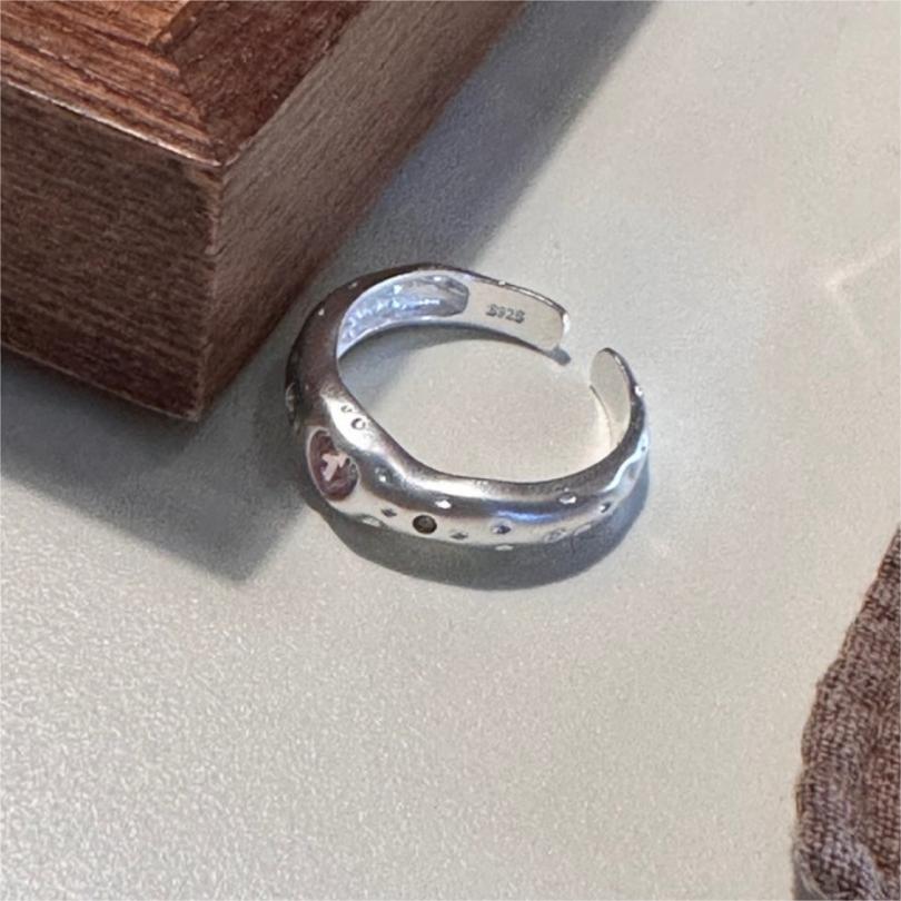 Anillo minimalista de corazón de plata de ley 925 mate con detalle de grano cuadrado biselado para mujer