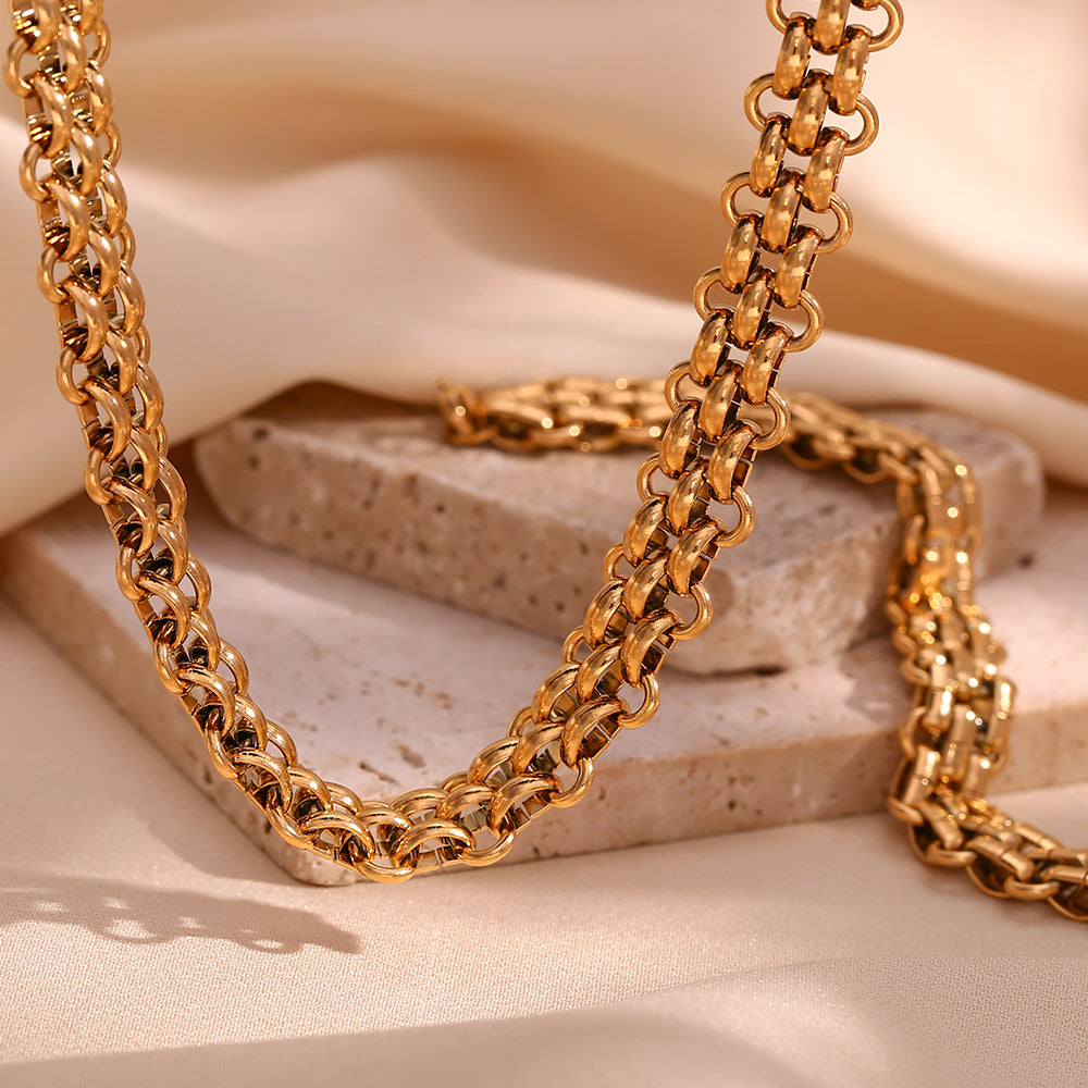 Collana Artigianale Minimalista Geometrica Placcata Oro 18K in Acciaio Inossidabile con Catena Intrecciata a Tre Strati
