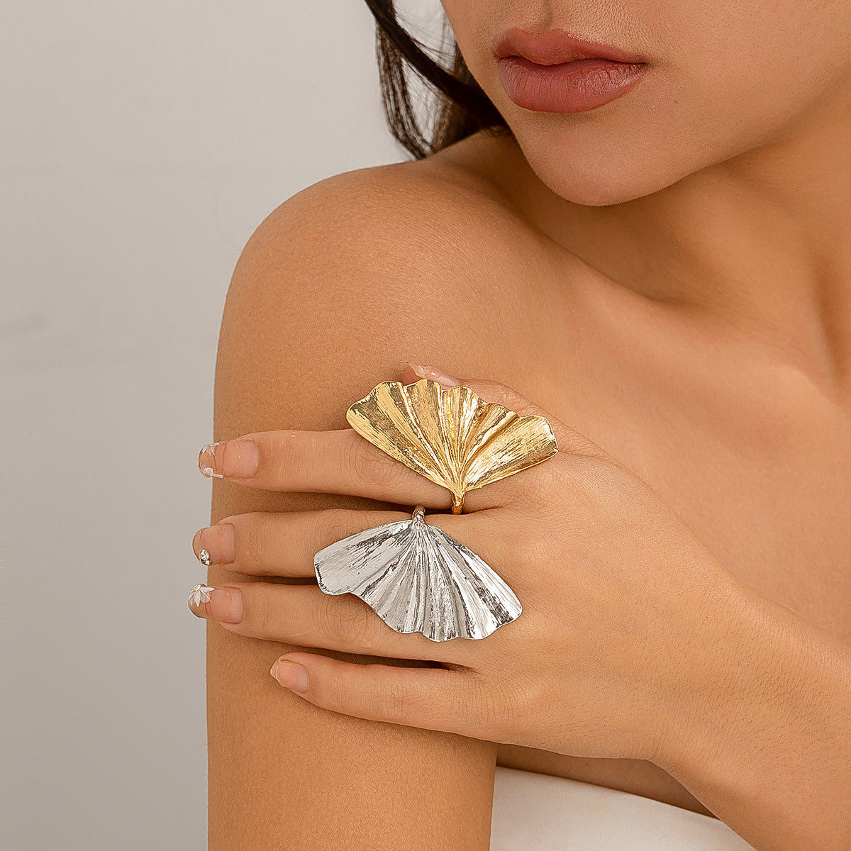 Anello da Donna Minimalista a Foglia di Ginkgo in Lega con Finitura Placcata