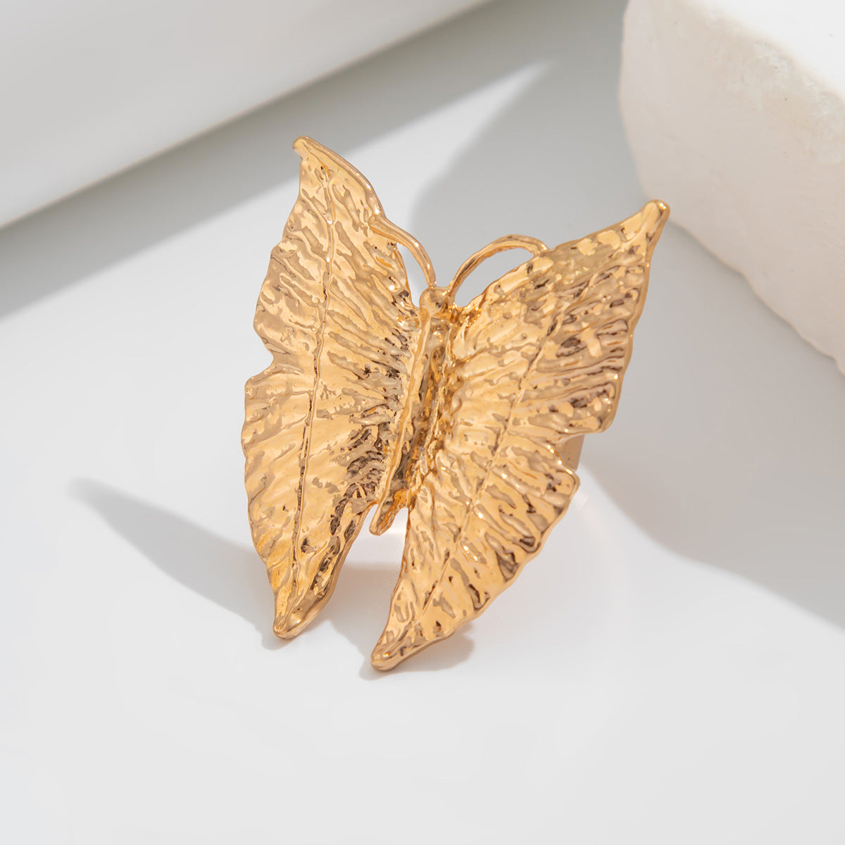 Anello da donna in lega a forma di fiore e farfalla in stile Ins con finitura perlata