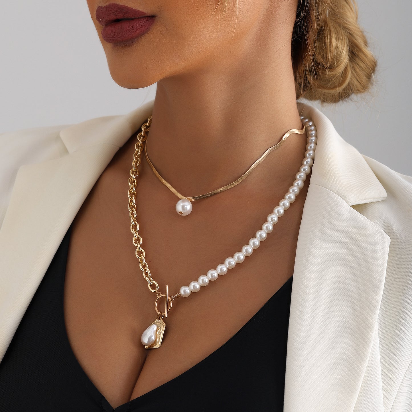 Vintage Baroque Style Geometric Pendant Necklace for Women with Electroplated Metal Chain and Imitation Pearl Accents
