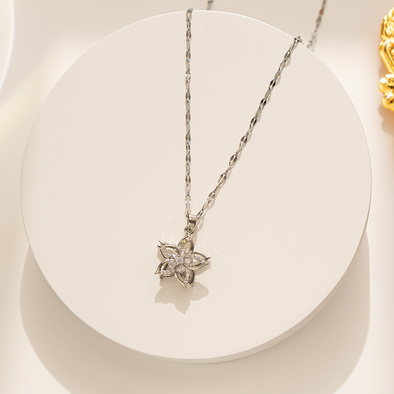 Collana pendente a fiore a cinque petali rotante minimalista da donna in acciaio al titanio con intarsi in strass e catena ondulata